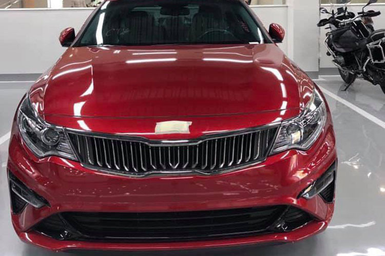 Các chi tiết ở phần đầu xe như lưới tản nhiệt vẫn giữ nguyên kiểu dáng, nhưng các thanh nan được uốn lõm vào trong có phần sang trọng hơn.