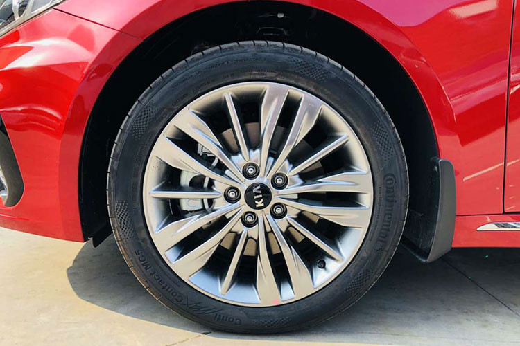 Kia Optima GT 2019 sở hữu bộ vành 18 inch đi kèm bộ lốp 235/45R18. Đáng chú ý là phần la-zăng của mẫu xe này có nhiều thiết kế đa dạng cho từng phiên bản khác nhau, một loại 5 chấu kép và đa chấu.