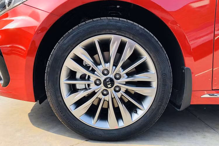 Kia Optima GT 2019 sở hữu bộ vành 18 inch đi kèm bộ lốp 235/45R18. Đáng chú ý là phần la-zăng của mẫu xe này có nhiều thiết kế đa dạng cho từng phiên bản khác nhau, một loại 5 chấu kép và đa chấu.