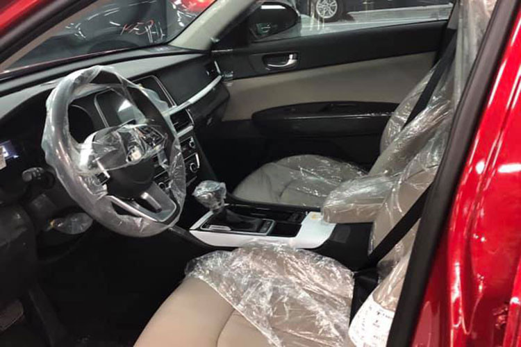 Bản cao cấp 2.4 GT-Line có ghế bọc da Nappa phối 2 màu đen-đỏ khá thể thao, đèn LED viền nội thất, ghế lái chỉnh điện 12 hướng có nhớ vị trí, ghế phụ chỉnh điện 10 hướng, vô lăng thêm tính năng sưởi, cửa sổ trời toàn cảnh, sạc không dây, hệ thống âm thanh gồm 10 loa Harman Kardon và camera 360 độ.