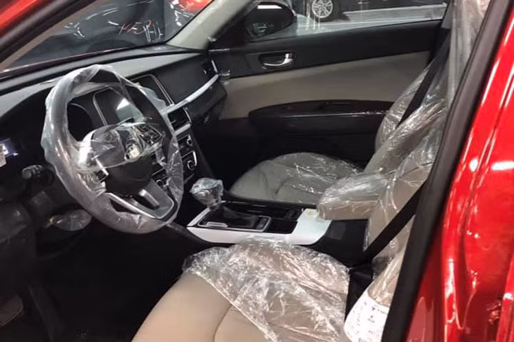 Bản cao cấp 2.4 GT-Line có ghế bọc da Nappa phối 2 màu đen-đỏ khá thể thao, đèn LED viền nội thất, ghế lái chỉnh điện 12 hướng có nhớ vị trí, ghế phụ chỉnh điện 10 hướng, vô lăng thêm tính năng sưởi, cửa sổ trời toàn cảnh, sạc không dây, hệ thống âm thanh gồm 10 loa Harman Kardon và camera 360 độ.