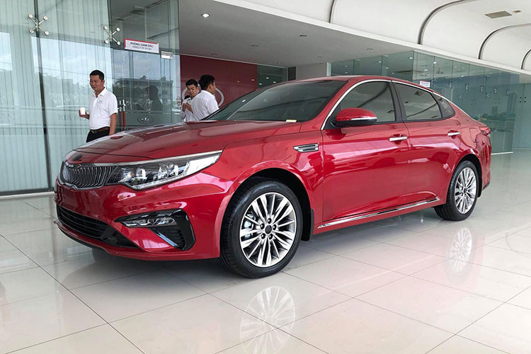 Cụ thể, bản nâng cấp giữa vòng đời của mẫu xe Kia Optima vẫn sẽ được lắp ráp trong nước. Tuy nhiên, thay vì được chia thành 3 phiên bản như trước đây, Kia Optima 2019 mới tại thị trường Việt Nam sẽ chỉ có 2 phiên bản gồm 2.0 AT và 2.4 GT Line.