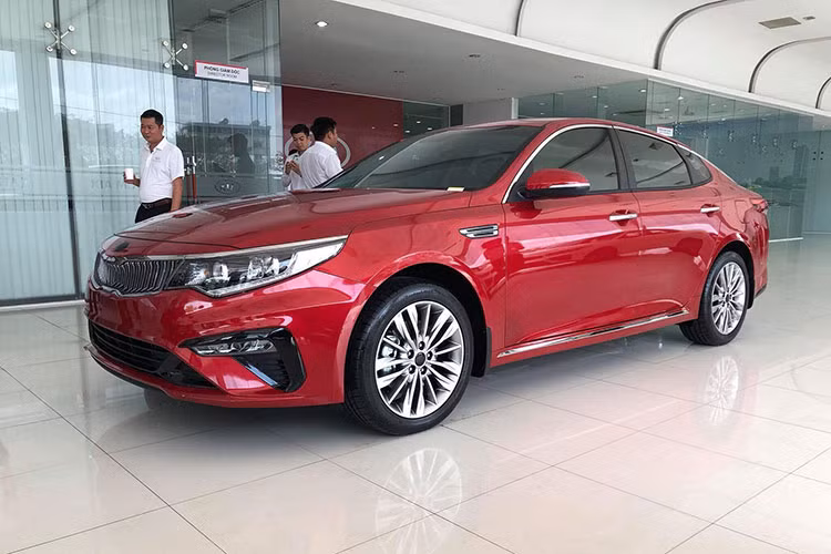 Cụ thể, bản nâng cấp giữa vòng đời của mẫu xe Kia Optima vẫn sẽ được lắp ráp trong nước. Tuy nhiên, thay vì được chia thành 3 phiên bản như trước đây, Kia Optima 2019 mới tại thị trường Việt Nam sẽ chỉ có 2 phiên bản gồm 2.0 AT và 2.4 GT Line.