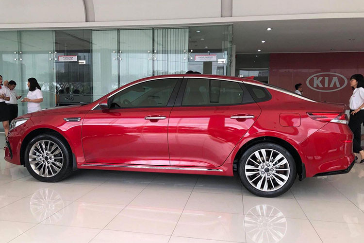 Về tổng thể, Kia Optima 2019 chỉ được nâng cấp một số thay đổi nhẹ so với phiên bản cũ, đặc biệt dễ nhận thấy ở phần đầu xe. Thân xe không có gì thay đổi so với trước đây, thiết kế đường gân cùng các thông số cũng như những chi tiết mạ crôm vẫn được giữ nguyên.