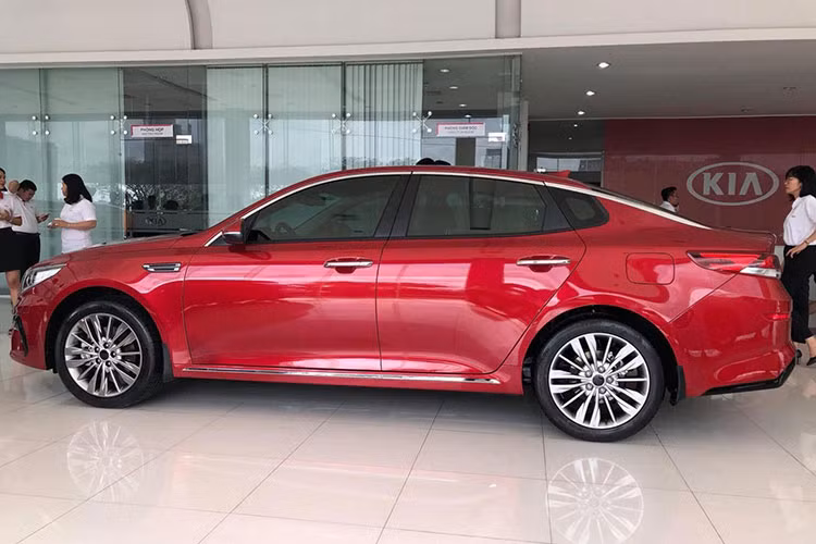 Về tổng thể, Kia Optima 2019 chỉ được nâng cấp một số thay đổi nhẹ so với phiên bản cũ, đặc biệt dễ nhận thấy ở phần đầu xe. Thân xe không có gì thay đổi so với trước đây, thiết kế đường gân cùng các thông số cũng như những chi tiết mạ crôm vẫn được giữ nguyên.