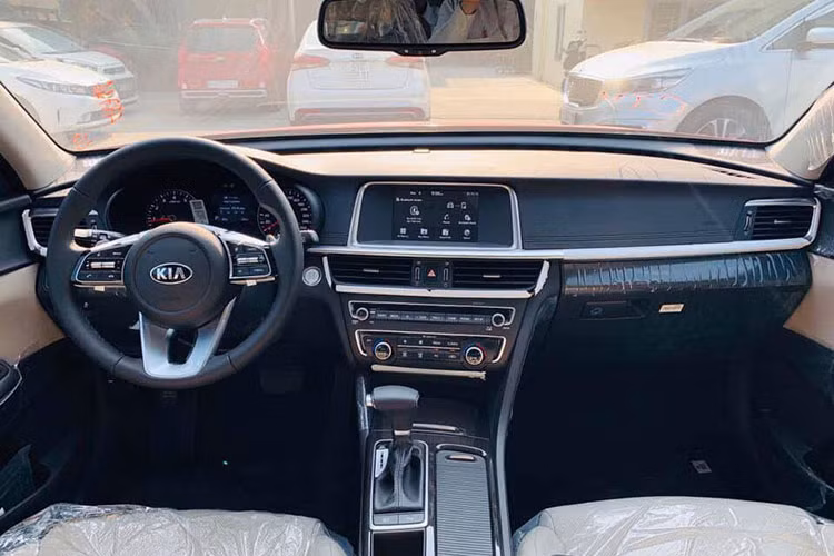 Nội thất bên trong xe cũng có sự thay đổi, ở góc nhìn người lái là sự xuất hiện của vô lăng có thiết kế mới giống người em Kia Cerato ở phân khúc sedan hạng C. Tiếp đến, màn hình giải trí trung tâm đặt lõm vào trong táp-lô, thiết kế khá phá cách nhưng hơi nhỏ so với một mẫu sedan hạng D.
