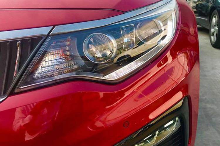 Cụm đèn pha cũng như đèn hậu của xe đều sử dụng bóng LED nhưng thay đổi nhỏ về thiết kế. Phía bên dưới cản xe có hơi hướng góc cạnh, thể thao hơn, hốc gió được thiết kế rộng ra và tích hợp đèn sương mù.