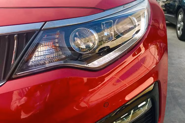 Cụm đèn pha cũng như đèn hậu của xe đều sử dụng bóng LED nhưng thay đổi nhỏ về thiết kế. Phía bên dưới cản xe có hơi hướng góc cạnh, thể thao hơn, hốc gió được thiết kế rộng ra và tích hợp đèn sương mù.