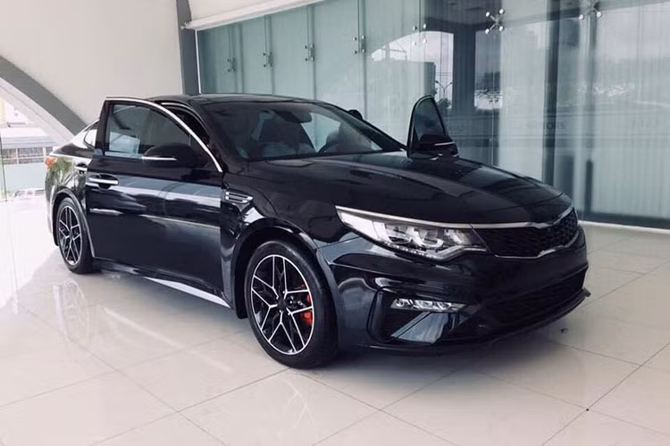 Theo thông tin từ đại lý, giá xe Kia Optima 2019 vẫn sẽ giữ ở mức khởi điểm là từ 789 triệu giống với trước đây. Trong khi đó, bản cao cấp 2.4 GT-Line sẽ được tăng giá thêm 20 triệu lên 969 triệu đồng. Mức tăng này có thể coi là… không đáng kể so với đối thủ Toyota Camry 2019 đang có giá dự kiến là 1,6 tỷ đồng.