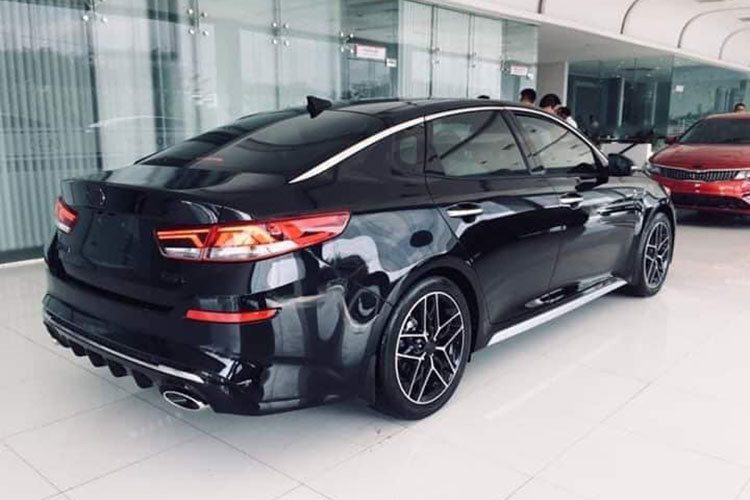 Kia Optima 2019 vẫn sẽ sử dụng 2 loại động cơ giống với phiên bản cũ. Đầu tiên, động cơ Nu dung tích 2.0L có công suất tối đa là 152 mã lực và mô-men xoắn cực đại 194 Nm. Ở bản cao cấp, động cơ Theta 2.4L sản sinh công suất tối đa 176 mã lực và mô-men xoắn cực đại 228 Nm. Cả 2 phiên bản đều được trang bị hộp số tự động 6 cấp.