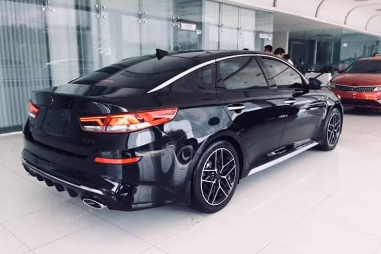 Kia Optima 2019 vẫn sẽ sử dụng 2 loại động cơ giống với phiên bản cũ. Đầu tiên, động cơ Nu dung tích 2.0L có công suất tối đa là 152 mã lực và mô-men xoắn cực đại 194 Nm. Ở bản cao cấp, động cơ Theta 2.4L sản sinh công suất tối đa 176 mã lực và mô-men xoắn cực đại 228 Nm. Cả 2 phiên bản đều được trang bị hộp số tự động 6 cấp.