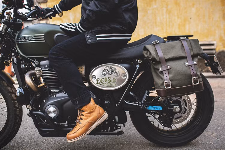 Đĩa xích tải đường nét thẩm mỹ, cứng cáp. Sên EK 3Dz của Nhật gia tăng độ cứng, chống gỉ sét hoàn hảo. Baga sau tự chủ xe thiết kế và nhờ công ty chuyên cắt CNC, kết cấu giúp ràng buộc hành lý dễ dàng. Túi bên vừa tạo phong cách phượt phóng khoáng vừa tiện đựng đồ đi tour.