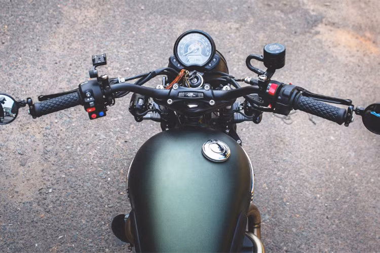 Tiếp theo là nhiều hàng tuyển được chủ xe mạnh tay chi tiền sắm như: pô Zard full system Conical Version, ghi-đông LSL Fat Bar, thanh trợ lực Matris, đĩa tải SuperSprox, sên EK 3Dz, baga CNC, túi Unit Garage Italy, tay phanh tay côn Evotech, gương gù CRG, bao tay Bitwell, bảo vệ két nước Evotech, vè trước Rizoma, cặp đèn LED TUN-30A...