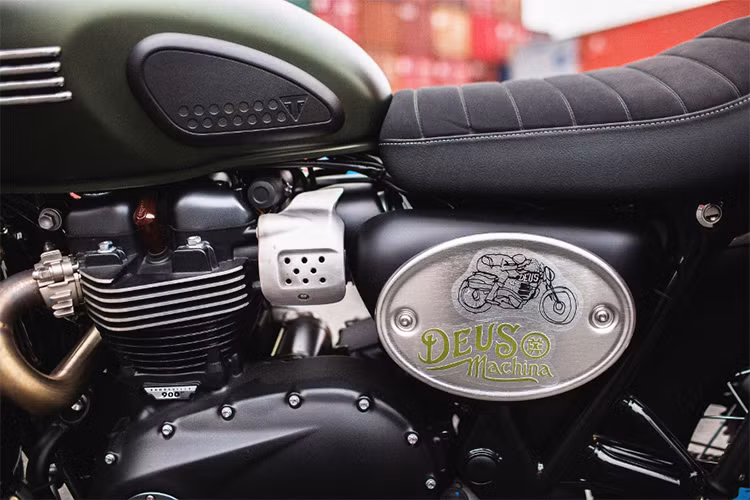 Ghi-đông kiểu naked-bike chếch cao hơn hàng zin nên vừa tầm tay giúp biker dễ điều khiển trên đường ngoằn ngoèo dù xe khá nặng 206kg. Yên xe cao 790mm vừa tầm với vóc dáng của số đông biker Việt. Thanh trợ lực giữ xe thăng bằng tốt hơn khi chạy tốc độ cao. 