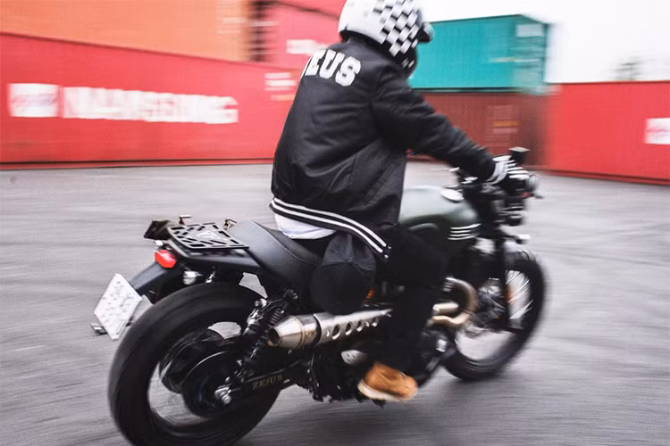 Khối động cơ xy-lanh đôi dung tích 900 phân khối giúp Triumph Street Scrambler đạt công suất tối đa 54 mã lực/6.000 vòng/phút và mô-men xoắn cực đại 80Nm ngay tại tua máy khá thấp 2.850 vòng/phút. Làm mát động cơ bằng dung dịch. Cảm giác lái mượt mà với công nghệ bướm ga điện tử Ride-by-wire.