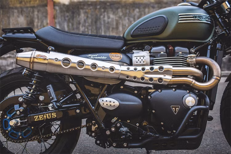 Tổng chi phí độ xe lên đến hơn 200 triệu đồng. Trong đó, một số món đơn giản thì chủ xe tự ráp, sau đó đưa xe đến garage để thợ độ hoàn thiện những chi tiết khó. Bên cạnh đó, xe giữ nguyên một số chi tiết như yên xe bọc da Alcantara, cặp phuộc trước dạng thủy lực ống lồng có bọc cao su ruột gà bảo vệ, thêm tiện dụng với một cổng sạc USB yên xe...