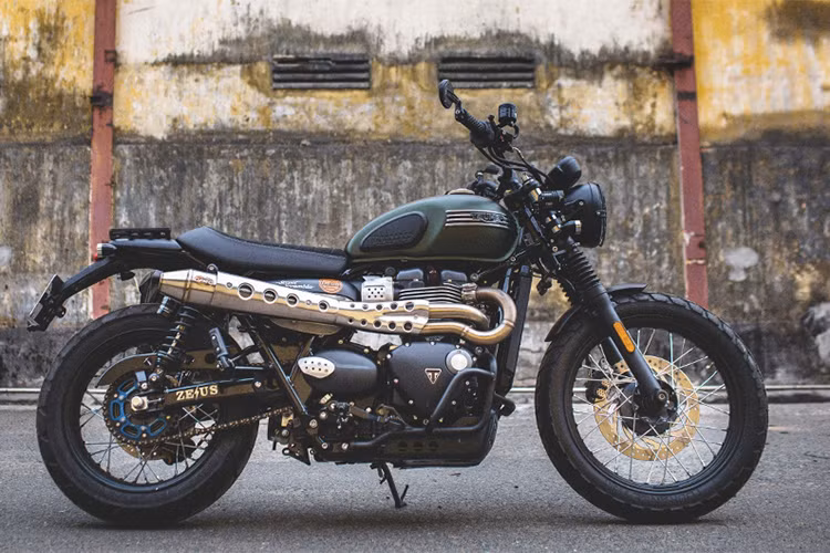 Được biết, chủ nhân chiếc xe môtô Triumph Street Scrambler này là một thành viên nhóm chơi xe Triumph tại Sài Gòn (Saigon Triumph Club - STC) cho biết anh phải chờ đợi ba tháng để đặt hàng các loại phụ kiện đồ chơi gắn cho xe, sau khi bỏ ra 370 triệu đồng mua xe chính hãng.