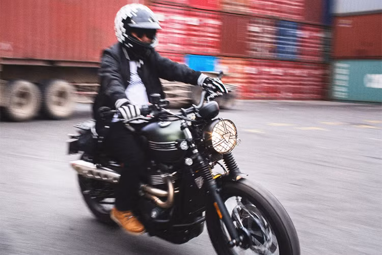 Hỗ trợ lái xe an toàn dựa trên hệ thống phanh ABS gồm đĩa phanh đơn đường kính 310mm và hai piston kẹp cho bánh trước, bánh sau dùng đĩa đơn 255mm. Hệ thống kiểm soát độ bám đường Traction Control hỗ trợ người lái tự tin hơn khi phóng xe vào cua gắt. Công nghệ chống trượt bánh khi dồn số gấp.