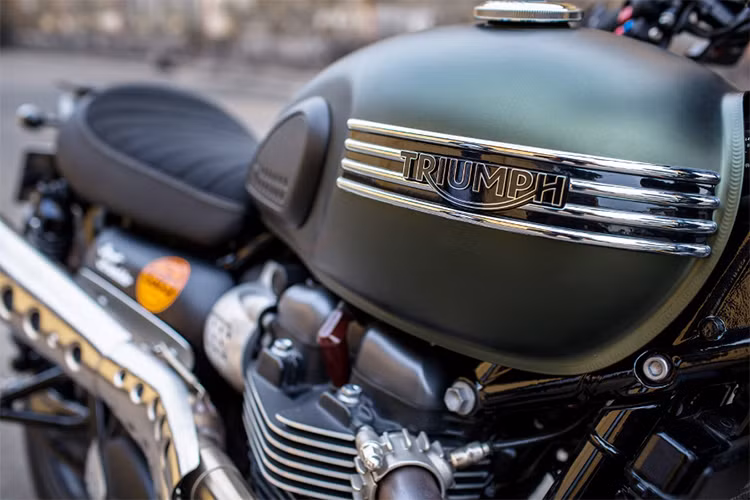 Cụ thể vè sau của chiếc Triumph Street Scrambler độ gọn đẹp, đầy chất chơi hơn nguyên bản. Phuộc sau giúp xe lăn bánh ổn định và nhún tốt hơn phuộc zin, nhất là trên địa hình offroad. Pô xe đậm chất Scrambler, nhẹ hơn pô zin 5kg, cho tiếng nổ uy lực gấp nhiều lần và thoát hơi hơn.