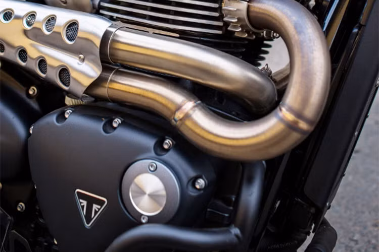 Tay phanh bản độ xe Triumph Street Scrambler sau khi trang bị mới côn bóp nhả nhẹ hơn, kèm phụ kiện chống gãy. Riêng kít phuộc trước Matris được thay lò xo bên trong, nâng cấp thành phuộc upside down để nhún tốt, cứng cáp và ổn định hơn phuộc zin. 