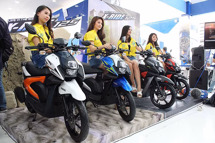 Tại thị trường Indonesia, mẫu xe trên không chỉ có kiểu dáng lạ mắt và trẻ trung, giá xe Yamaha X-Ride 2019 cực kỳ hợp lý khi được niêm yết ở mức 18,03 triệu IDR (tương đương với 29,7 triệu đồng). Đây là một mức giá tốt khi rẻ hơn 2 đối thủ nặng kí đến từ Honda bao gồm Honda Vision và Honda Airblade cùng phân khúc.