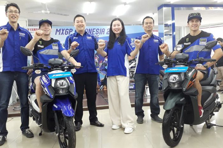 Mới đây, thị trường Indonesia lại sôi động khi Yamaha vừa tung ra thị trường nước này phiên bản xe ga Yamaha X-Ride 125 mới. Mẫu xe có những thay đổi nhỏ, đặc biệt là về màu sắc và bộ tem đầy nghịch ngợm, nhằm đánh vào thị phần giới trẻ. Lần này, X-Ride 125 được bổ sung thêm hai màu mới gồm màu xanh da trời và xanh lá cây lạ mắt.