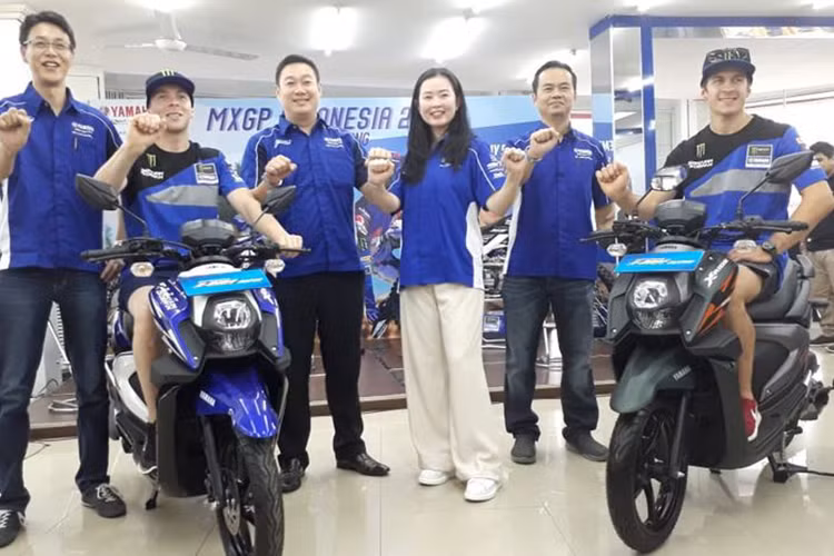 Mới đây, thị trường Indonesia lại sôi động khi Yamaha vừa tung ra thị trường nước này phiên bản xe ga Yamaha X-Ride 125 mới. Mẫu xe có những thay đổi nhỏ, đặc biệt là về màu sắc và bộ tem đầy nghịch ngợm, nhằm đánh vào thị phần giới trẻ. Lần này, X-Ride 125 được bổ sung thêm hai màu mới gồm màu xanh da trời và xanh lá cây lạ mắt.