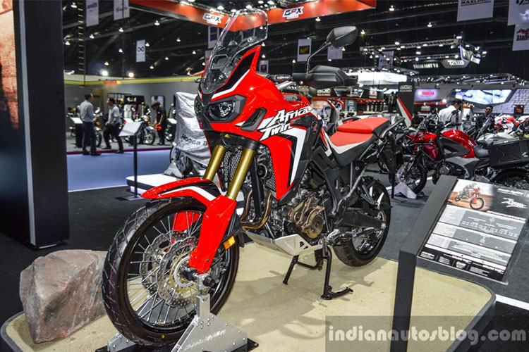 Tại thị trường Ấn Độ, thương hiệu xe Nhật Bản vừa mới chính thức công bố giá bán cho mẫu xe Honda Africa Twin 2018 - mặc dù nó đã từng được ra mắt một thời gian. Ở Việt Nam sau khi công bố loạt môtô Honda phân khối lớn chính hãng, những tín đồ đam mê dòng Adventure cũng đang kỳ vọng Africa Twin sẽ sớm được đưa về trong năm nay.