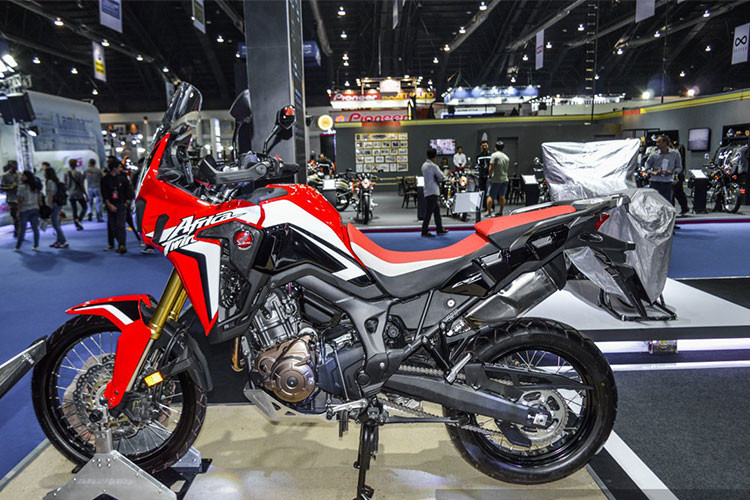 Honda Africa Twin 2018 có thiết kế không có gì thay đổi về thiết kế so với phiên bản cũ. Xe có kích thước tương đối lớn với chiều dài 2335 mm, rộng 930 mm, cao 1475 mm và trục cơ sở dài 1575 mm. Khoảng sáng gầm xe là 250 mm, trong khi trọng lượng của phiên bản DCT là 242 kg.