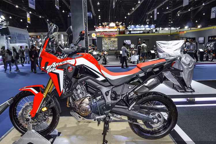 Honda Africa Twin 2018 có thiết kế không có gì thay đổi về thiết kế so với phiên bản cũ. Xe có kích thước tương đối lớn với chiều dài 2335 mm, rộng 930 mm, cao 1475 mm và trục cơ sở dài 1575 mm. Khoảng sáng gầm xe là 250 mm, trong khi trọng lượng của phiên bản DCT là 242 kg.