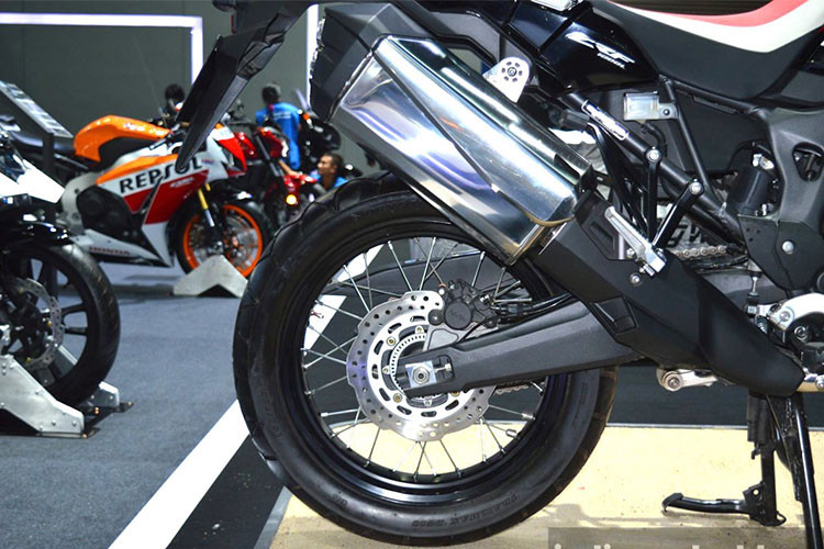 Phanh sau cũng có dạng đĩa hình sóng, đường kính 256 mm nhỏ hơn và chỉ sử dụng heo 2 pis. Động cơ truyền sức mạnh tới bánh sau qua hệ thống xích. Bánh sau cũng có dạng vành nan nhưng chỉ có đường kính 18 inch - vẫn rất lớn so với những mẫu môtô bình thường và sử dụng lốp 150/70/18 (cả hai lốp trước sau của mẫu xe này đều dạng không xăm).