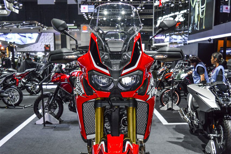 Xe sở hữu kiểu dáng "lai" giữa dòng "cào cào" chuyên nghiệp (dirtbike) và xe địa hình đa năng (adventure bike). Phần đầu xe thể thao, góc cạnh và mạnh mẽ với cặp đèn pha kép LED bao quanh bởi nhựa đúc màu đen. Phía trên là chiếc kính chắn gió cao, hạn chế tạt gió và bụi khi điều khiển Africa Twin qua những chuyến "phượt" xuyên lục địa.