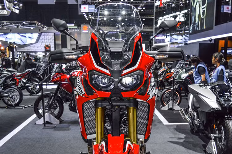 Xe sở hữu kiểu dáng "lai" giữa dòng "cào cào" chuyên nghiệp (dirtbike) và xe địa hình đa năng (adventure bike). Phần đầu xe thể thao, góc cạnh và mạnh mẽ với cặp đèn pha kép LED bao quanh bởi nhựa đúc màu đen. Phía trên là chiếc kính chắn gió cao, hạn chế tạt gió và bụi khi điều khiển Africa Twin qua những chuyến "phượt" xuyên lục địa.