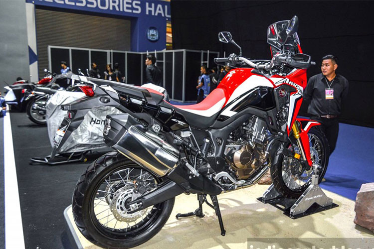 Tại thị trường Ấn Độ, thương hiệu xe Nhật Bản vừa chính thức công bố giá bán cho mẫu xe Adventure Honda Africa Twin 2018 khoảng 1,323 triệu Rupee (tương đương khoảng 450 triệu đồng). Xe sẽ được giao đến tay các khách hàng ngay trong tháng 6/2018 này.