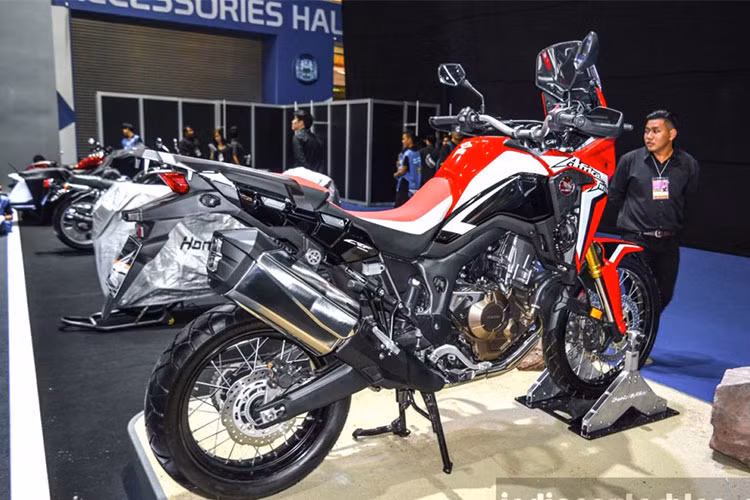 Tại thị trường Ấn Độ, thương hiệu xe Nhật Bản vừa chính thức công bố giá bán cho mẫu xe Adventure Honda Africa Twin 2018 khoảng 1,323 triệu Rupee (tương đương khoảng 450 triệu đồng). Xe sẽ được giao đến tay các khách hàng ngay trong tháng 6/2018 này.