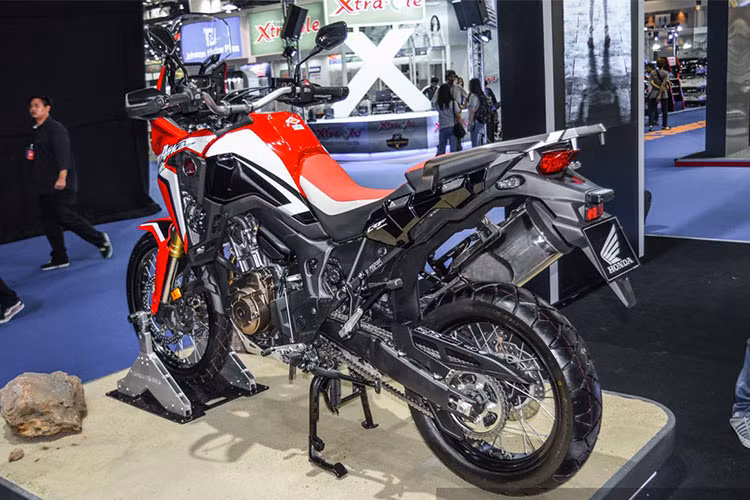 Là một mẫu xe đường trường, xế phượt Honda Africa Twin sở hữu tay lái rất cao và rộng. Mỗi bên tay nắm của xe đều có các tấm nhựa bảo vệ tay người lái. Phần đuôi xe có thiết kế đơn giản với đèn hậu bao quanh bởi chắn bùn nhựa, phía hai bên là 2 đèn xi-nhan LED. Dành cho những chuyến đi dài, Africa Twin có sẵn giá để hàng cỡ lớn sau yên.