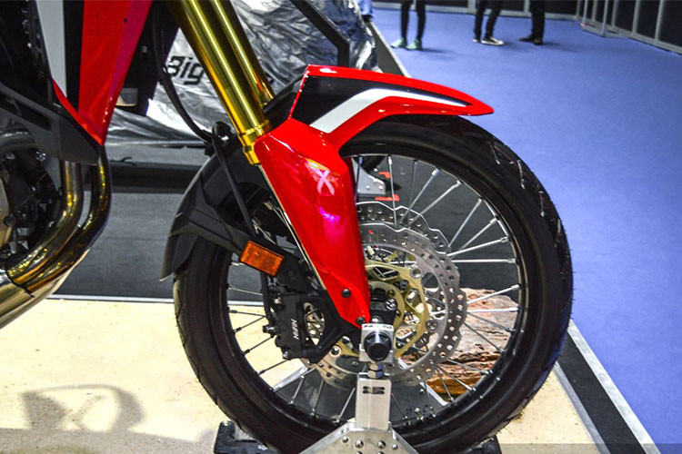 Để vượt qua các địa hình khó khăn, Africa Twin có khoảng sáng gầm lớn nhờ cặp phuộc USD Showa đường kính 45 mm với khoảng hành trình lên tới 23,11 cm. Bánh trước có vành nan đường kính lên tới 21 inch, nhưng chỉ dùng bản lốp 90/90 và vành rộng 2,15 inch để dễ điều khiển. Cặp phanh đĩa phía trước có đường kính 310 mm, kẹp bằng heo Nissin 4 pis cả hai bên và đương nhiên có ABS.