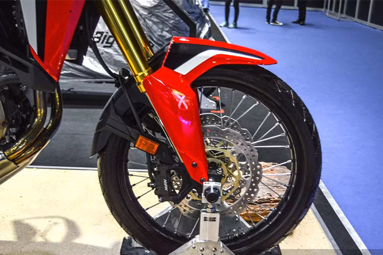 Để vượt qua các địa hình khó khăn, Africa Twin có khoảng sáng gầm lớn nhờ cặp phuộc USD Showa đường kính 45 mm với khoảng hành trình lên tới 23,11 cm. Bánh trước có vành nan đường kính lên tới 21 inch, nhưng chỉ dùng bản lốp 90/90 và vành rộng 2,15 inch để dễ điều khiển. Cặp phanh đĩa phía trước có đường kính 310 mm, kẹp bằng heo Nissin 4 pis cả hai bên và đương nhiên có ABS.