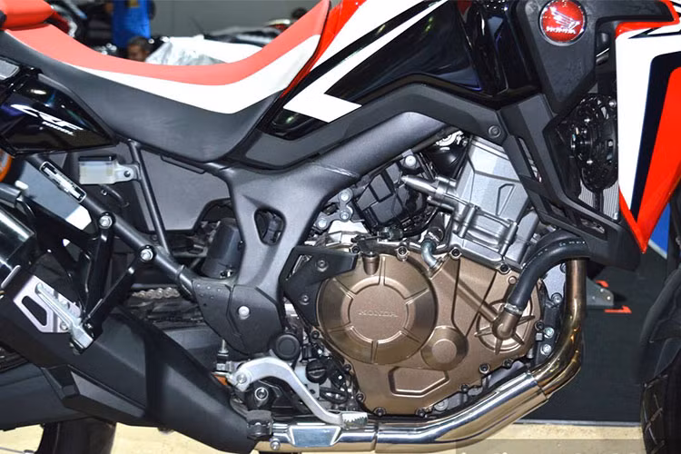 Africa Twin sở hữu khối động cơ xylanh đôi, dung tích 998cc, làm mát bằng dung dịch, sản sinh công suất 94 mã lực tại tua máy 7.500 vòng/phút và mômen xoắn cực đại 98 Nm tại tua máy 6.000 vòng/phút. Các trang bị công nghệ đáng chú ý trên xe bao gồm hệ thống điện tử gồm 3 chế độ chạy, ga điện tử và hệ thống kiểm soát lực kéo 7 cấp.