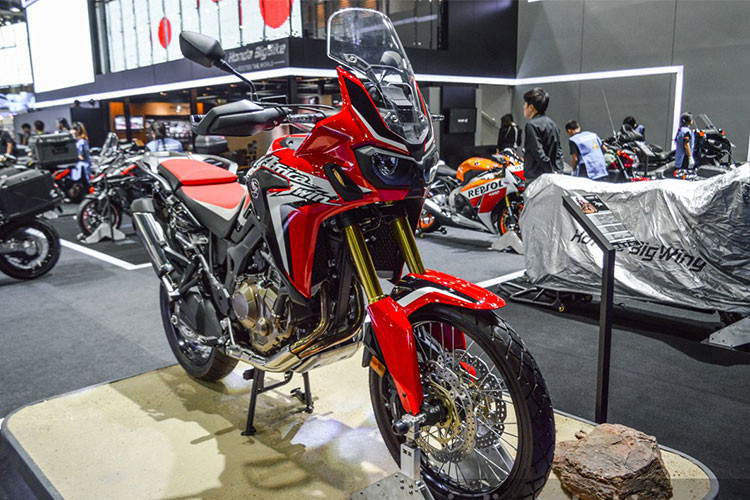 Là mẫu xe phượt cao cấp, Honda Africa Twin cũng sẽ sở hữu quây gió che bán thân (half fairing), kéo dài từ phần đầu tới nửa bình xăng của xe. Nằm giữa bộ quây gió là két tản nhiệt với quạt làm mát lộ ra ngoài. Với 2 quạt tản nhiệt đối xứng, chiếc xe có thể hoạt động bền bỉ ở ngay cả những quốc gia có khí hậu nóng hay sa mạc mà không sợ quá nhiệt.