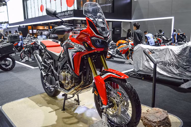 Là mẫu xe phượt cao cấp, Honda Africa Twin cũng sẽ sở hữu quây gió che bán thân (half fairing), kéo dài từ phần đầu tới nửa bình xăng của xe. Nằm giữa bộ quây gió là két tản nhiệt với quạt làm mát lộ ra ngoài. Với 2 quạt tản nhiệt đối xứng, chiếc xe có thể hoạt động bền bỉ ở ngay cả những quốc gia có khí hậu nóng hay sa mạc mà không sợ quá nhiệt.