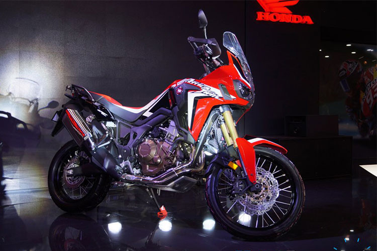 Tại Việt Nam, mẫu xe địa hình cỡ lớn Honda CRF1000L Africa Twin hiện vẫn chưa được phân phối chính hãng nhưng nhiều khả năng sẽ được bán ra trong thời gian tới đây. Tại các đại lý tư nhân không chính hãng, xe được chào bán với mức giá khoảng trên dưới 700 triệu đồng sau khi cộng đủ các loại thuế và chi phí khác nhau.