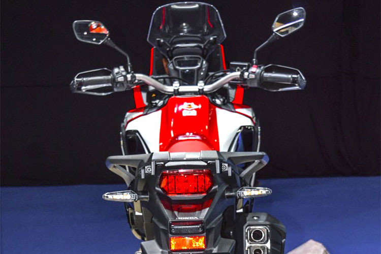 Bảng đồng hồ của Africa Twin có thiết kế độc đáo theo phong cách xe đua rally với 2 màn hình, xe được trang bị hệ thống kiểm soát mô-men xoắn Honda Selectable Torque Control (HSTC), với 2 chế độ là Drive hướng tới tiết kiệm nhiên liệu và Sport. Thể tích bình xăng của Afica Twin là 18,8 lít, giúp chiếc xe có thể đi được quãng đường tới 400 km.