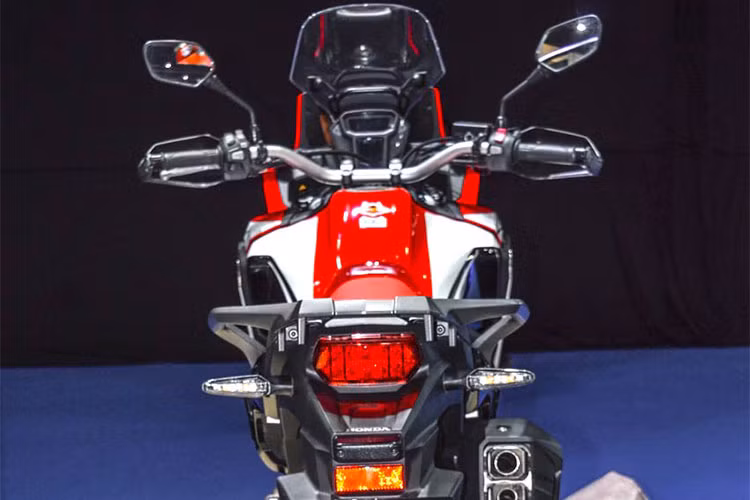 Bảng đồng hồ của Africa Twin có thiết kế độc đáo theo phong cách xe đua rally với 2 màn hình, xe được trang bị hệ thống kiểm soát mô-men xoắn Honda Selectable Torque Control (HSTC), với 2 chế độ là Drive hướng tới tiết kiệm nhiên liệu và Sport. Thể tích bình xăng của Afica Twin là 18,8 lít, giúp chiếc xe có thể đi được quãng đường tới 400 km.