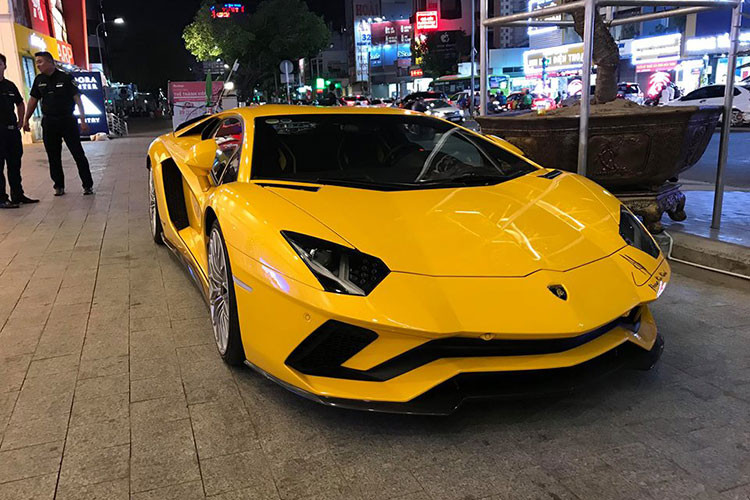 Siêu xe Lamborghini Aventador S LP740-4 màu vàng xuất hiện bên cạnh dàn xe phân khối lớn Harley-Davidson tại đám cưới của biker Đức Tào Phớ là hàng độc tại thị trường Việt Nam. Chủ nhân của siêu xe này cũng là một thành viên của hội chơi xe Harley-Davidson.