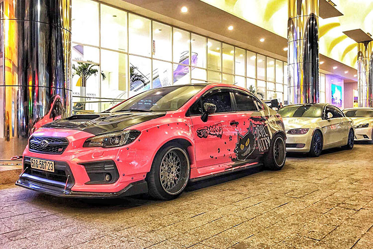 Các mẫu xe độ đủ màu sắc cũng xuất hiện tại đây, trong ảnh là chiếc xe thể thao hiệu suất cao Subaru Impreza STI "hàng hiếm" được chủ nhân ở Sài Gòn độ hầm hố với bộ widebody và mâm lốp khủng, nhưng lại phong cách "điệp vụ báo hồng" nữ tính cùng các chi tiết "siêu ấn tượng".