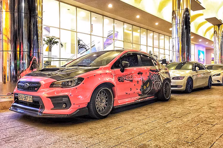 Các mẫu xe độ đủ màu sắc cũng xuất hiện tại đây, trong ảnh là chiếc xe thể thao hiệu suất cao Subaru Impreza STI "hàng hiếm" được chủ nhân ở Sài Gòn độ hầm hố với bộ widebody và mâm lốp khủng, nhưng lại phong cách "điệp vụ báo hồng" nữ tính cùng các chi tiết "siêu ấn tượng".