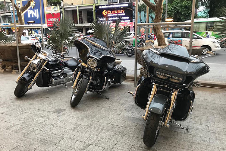 Ngoài những chiếc xe môtô cơ bắp Mỹ - Harley-Davidson, còn có hàng chục chiếc môtô phân khối lớn hàng "khủng" khác đến từ các thương hiệu như; Honda Ducati, Kawasaki, Yamaha... tham dự tiệc cưới biker này.