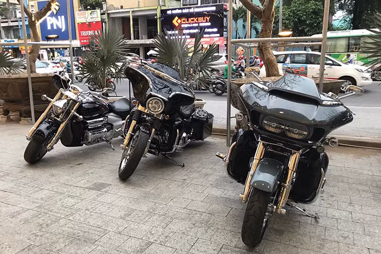 Ngoài những chiếc xe môtô cơ bắp Mỹ - Harley-Davidson, còn có hàng chục chiếc môtô phân khối lớn hàng "khủng" khác đến từ các thương hiệu như; Honda Ducati, Kawasaki, Yamaha... tham dự tiệc cưới biker này.