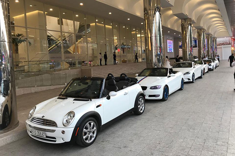 Có thể thấy, mức độ quy mô đám cưới của Đức Tào Phớ tại Sài thành không thua kém gì các đại gia trước đó đã tổ chức. Trong đám cưới này, có 2 chiếc siêu xe Lamborghini Aventador góp mặt. 1 trong số đó thuộc phiên bản tiêu chuẩn Aventador LP700-4 và chiếc còn lại là bản nâng cấp Aventador S LP740-4, cùng với đó là đủ các mẫu xe sang...